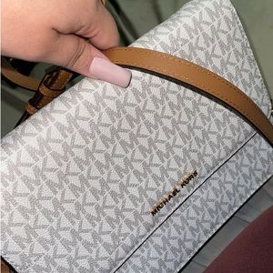 Michael Kors crossbody only been used once it’s in great conditions
